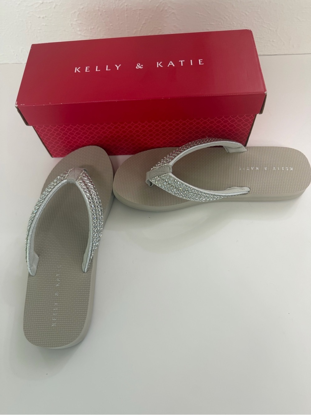 Kelly & Katie Silver Rhinestone Flip Flop Sandals | Size 9 / EU 40 | New in Box - Picture 5 of 6